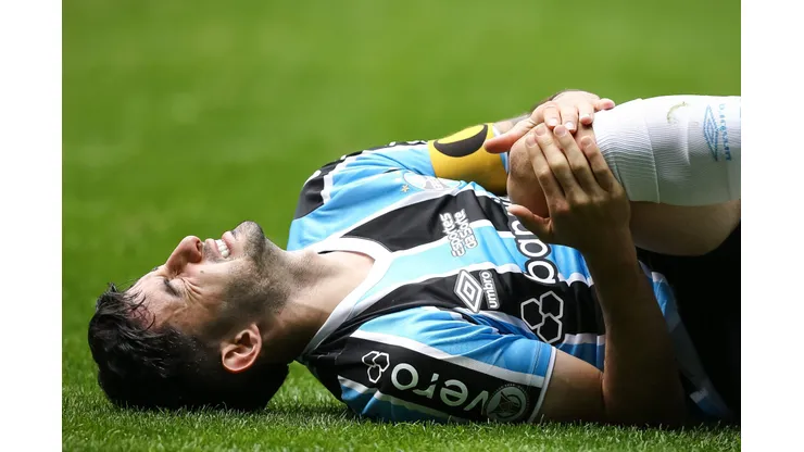 PORTO ALEGRE, BRAZIL - SEPTEMBER 1: Mathias Villasanti of Gremio after being fouled during the match between Gremio and Atletico Mineiro as part of Brasileirao 2024 at Arena do Gremio on September 1, 2024 in Porto Alegre, Brazil. (Photo by Pedro H. Tesch/Getty Images)