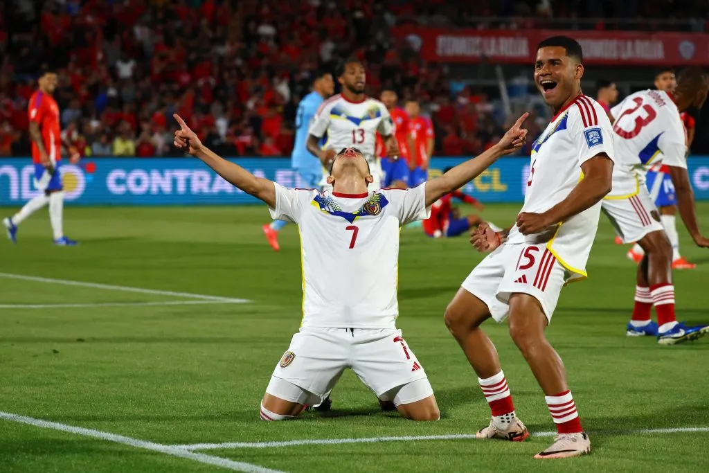Jefferson Savarino comemora gol marcado pela Venezuela. (Photo by Marcelo Hernandez/Getty Images)