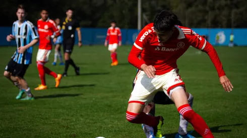 Filho de Fernandão, Enzo em disputa de bola pelo Internacional, contra o Grêmio no sub-20 – Foto: Rafaela Frison/Site do Internacional