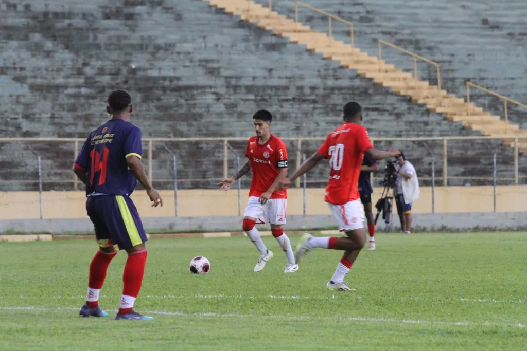 Filho de Fernandão, Enzo domina bola pelo Internacional em jogo do sub-20 - Foto: Rafaela Frison/Site do Internacional