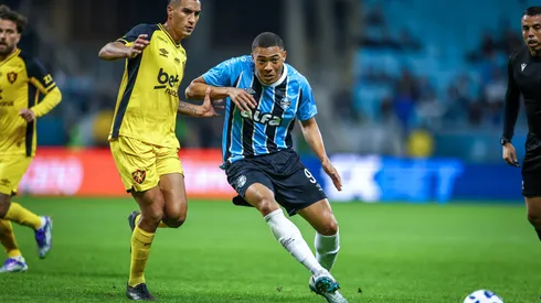 RS - FUTEBOL/CAMPEONATO BRASILEIRO 2025/GREMIO x SPORT - ESPORTES - Lance da partida entre Gremio e Sport Recife disputada na noite deste domingo, na Arena do Gremio, em partida valida pela Campeonato Brasileiro 2025. FOTO: LUCAS UEBEL/GREMIO FBPA