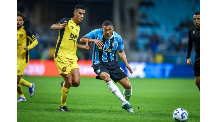 RS - FUTEBOL/CAMPEONATO BRASILEIRO 2025/GREMIO x SPORT - ESPORTES - Lance da partida entre Gremio e Sport Recife disputada na noite deste domingo, na Arena do Gremio, em partida valida pela Campeonato Brasileiro 2025. FOTO: LUCAS UEBEL/GREMIO FBPA