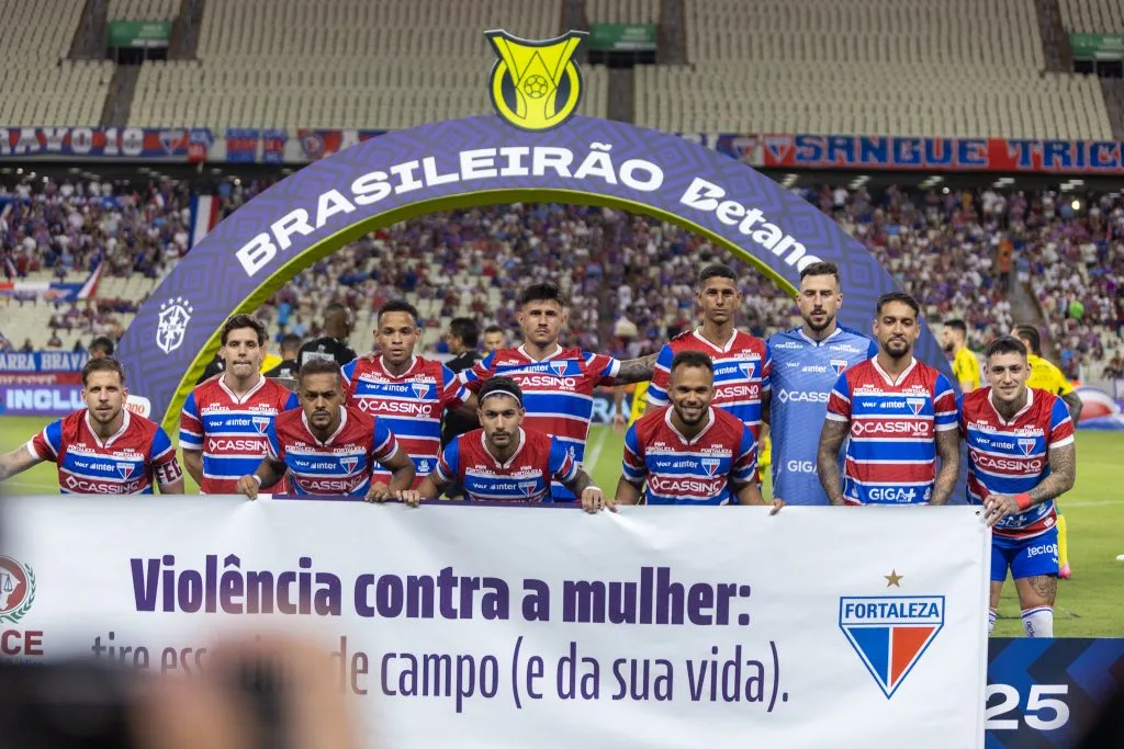 O arbitro  durante partida entre Fortaleza e Mirassol na Arena Castelão pelo campeonato Brasileiro A 2025. Foto: Lucas Emanuel/AGIF