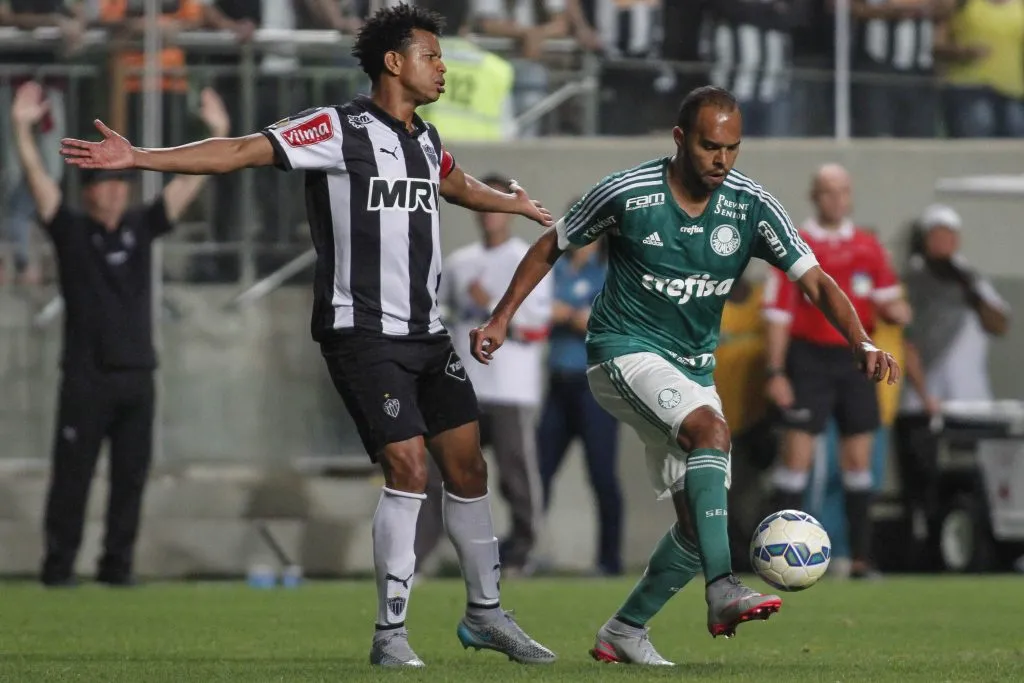BELO HORIZONTE – MG – 23/08/2015 -ATLETICO MG X PALMEIRAS – Alecsandro do Palmeiras e Edcarlos do Atletico MG durante partida no Independencia  . Foto: Thomas Santos/AGIF