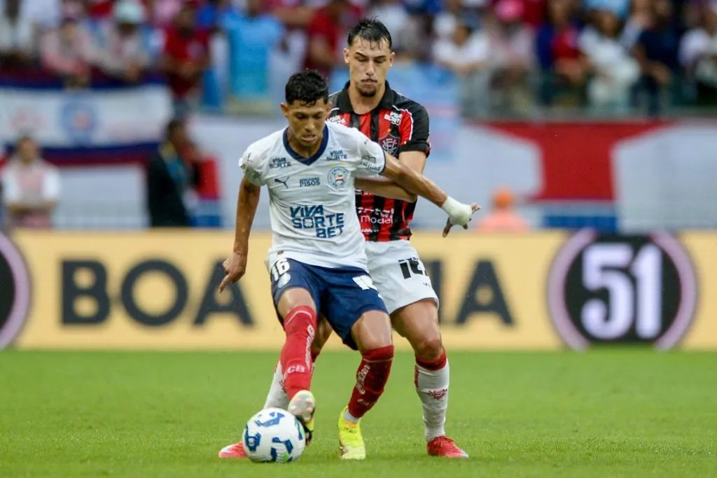 Erick Pulga jogador do Bahia disputa lance com Lucas Halter jogador do Vitoria durante partida no estadio Arena Fonte Nova pelo campeonato Brasileiro A 2025. Foto: Jhony Pinho/AGIF