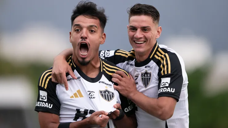 RJ - RIO DE JANEIRO - 10/08/2025 - BRASILEIRO A 2025, VASCO X ATLETICO-MG - Gabriel Menino jogador do Atletico-MG comemora seu gol com Natanael jogador da sua equipe durante partida contra o Vasco no estadio Sao Januario pelo campeonato Brasileiro A 2025. Foto: Jorge Rodrigues/AGIF