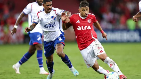PORTO ALEGRE, BRAZIL – APRIL 22: Oscar Romero of Internacional and Yonathan Rodriguez of Nacional compete for the ball during the Copa CONMEBOL Libertadores Group F match between Internacional and Nacional at Beira-Rio Stadium on April 22, 2025 in Porto Alegre, Brazil. (Photo by Pedro H. Tesch/Getty Images)
