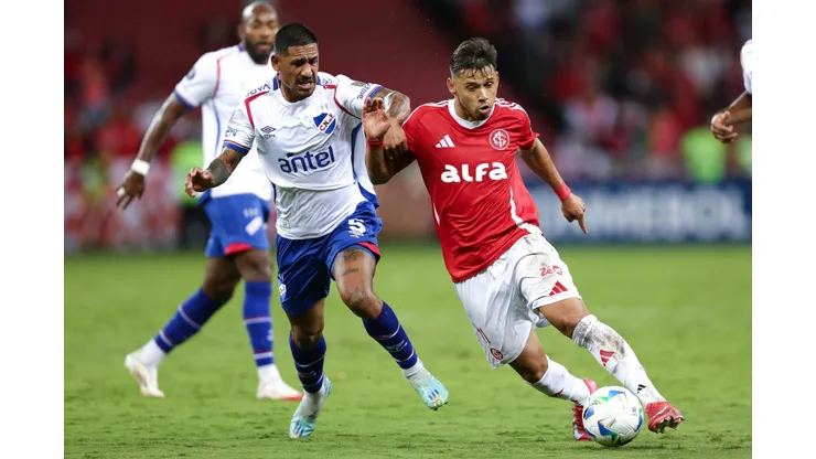 PORTO ALEGRE, BRAZIL - APRIL 22: Oscar Romero of Internacional and Yonathan Rodriguez of Nacional compete for the ball during the Copa CONMEBOL Libertadores Group F match between Internacional and Nacional at Beira-Rio Stadium on April 22, 2025 in Porto Alegre, Brazil. (Photo by Pedro H. Tesch/Getty Images)