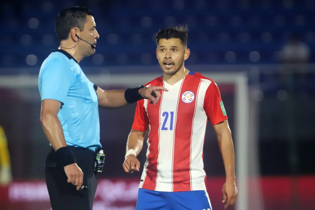 ASUNCION, PARAGUAY – SEPTEMBER 09: Oscar Romero of Paraguay talks to Referee Roberto Tobar during a match between Paraguay and Venezuela as part of South American Qualifiers for Qatar 2022 at Estadio Defensores del Chaco on September 09, 2021 in Asuncion, Paraguay. (Photo by Christian Alvarenga/Getty Images)