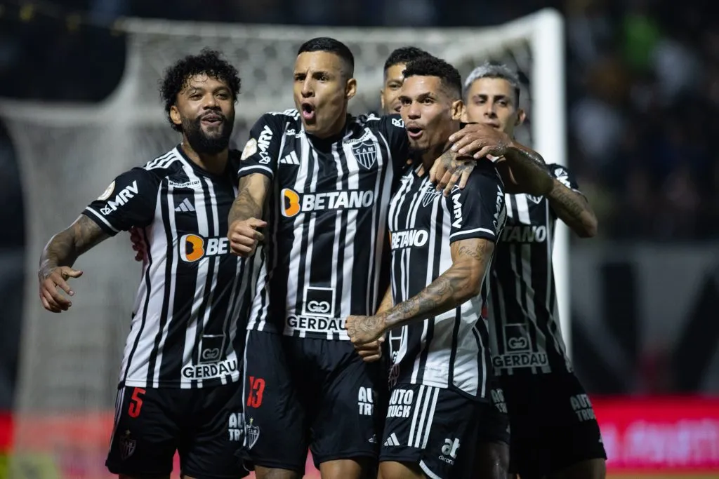 SP – BRAGANCA PAULISTA – 25/10/2023 – BRASILEIRO A 2023, BRAGANTINO X ATLETICO-MG – Hulk jogador do Atletico-MG comemora seu gol com jogadores do seu time durante partida contra o Bragantino no estadio Nabi Abi Chedid pelo campeonato Brasileiro A 2023. Foto: Fabio Moreira Pinto/AGIF