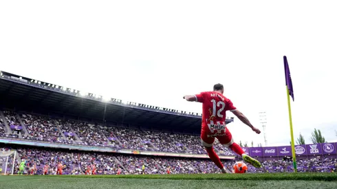 VALLADOLID, SPAIN – MAY 13: Arthur Melo of Girona FC takes a corner kick during the LaLiga match between Real Valladolid CF and Girona FC at Jose Zorrilla on May 13, 2025 in Valladolid, Spain. (Photo by Angel Martinez/Getty Images)