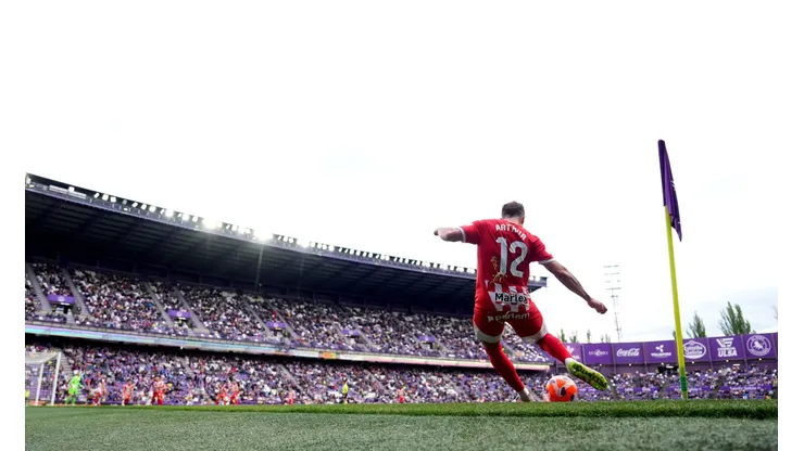 VALLADOLID, SPAIN - MAY 13: Arthur Melo of Girona FC takes a corner kick during the LaLiga match between Real Valladolid CF and Girona FC at Jose Zorrilla on May 13, 2025 in Valladolid, Spain. (Photo by Angel Martinez/Getty Images)