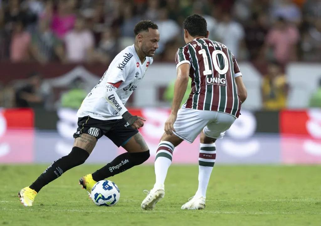 Ganso jogador do Fluminense disputa lance com Neymar jogador do Santos durante partida no estadio Maracana pelo campeonato Brasileiro A 2025. Foto: Jorge Rodrigues/AGIF