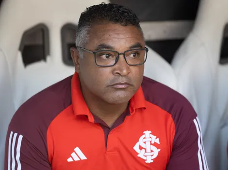 Jogadores do Internacional são cobrados por torcedores no CT