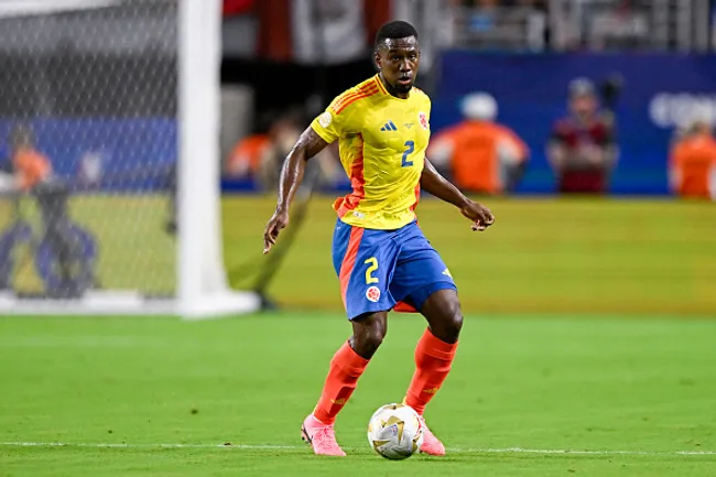 Carlos Cuesta atuando na Seleção da Colômbia (Photo by Pablo Morano/BSR Agency/Getty Images)