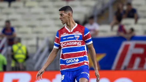 Gustavo mancha jogador do Fortaleza durante partida contra o Internacional no estadio Arena Castelao pelo campeonato Brasileiro A 2025. Foto: Baggio Rodrigues/AGIF