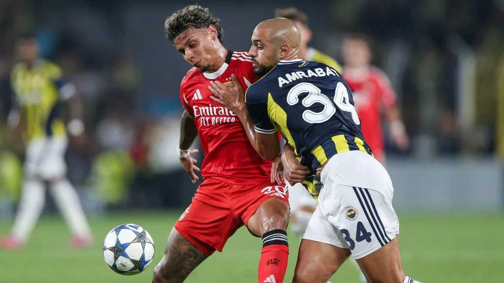 Richard Ríos durante Fenerbahçe x Benfica.  (Photo by Ahmad Mora/Getty Images)