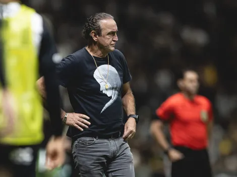 Cuca discute com Paulo Pelaipe, dirigente do Cruzeiro