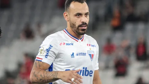 PR – CURITIBA – 14/09/2024 – BRASILEIRO A 2024, ATHLETICO-PR X FORTALEZA – Moises jogador do Fortaleza durante partida contra o Athletico-PR no estadio Arena da Baixada pelo campeonato Brasileiro A 2024. Foto: Robson Mafra/AGIF