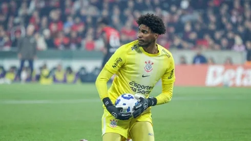 PR – CURITIBA – 27/08/2025 – COPA DO BRASIL 2025, ATHLETICO-PR X CORINTHIANS – Hugo Souza goleiro do Corinthians durante partida contra o Athletico-PR no estadio Arena da Baixada pelo campeonato Copa Do Brasil 2025. Foto: Robson Mafra/AGIF