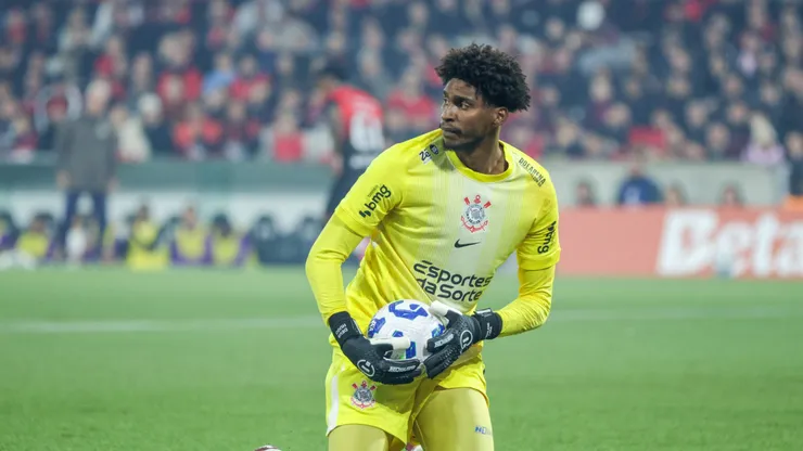 PR - CURITIBA - 27/08/2025 - COPA DO BRASIL 2025, ATHLETICO-PR X CORINTHIANS - Hugo Souza goleiro do Corinthians durante partida contra o Athletico-PR no estadio Arena da Baixada pelo campeonato Copa Do Brasil 2025. Foto: Robson Mafra/AGIF