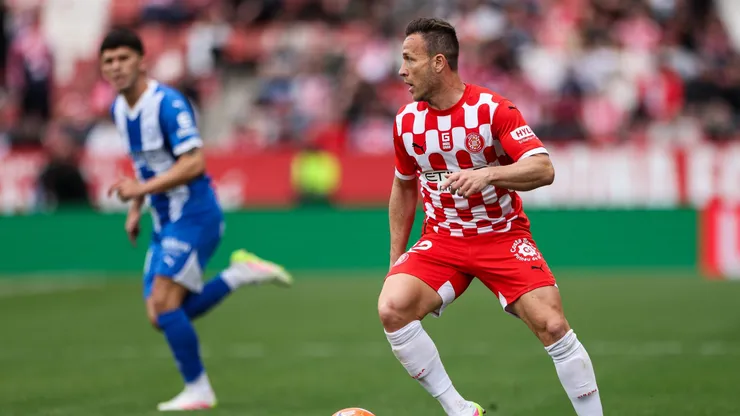 Arthur Melo of Girona FC runs with the ball during the LaLiga match between Girona FC and Deportivo Alaves at Montilivi Stadium on April 05, 2025 in Girona, Spain.