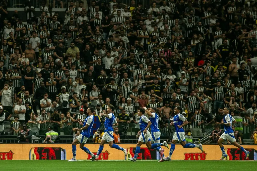 MG – BELO HORIZONTE – 27/08/2025 – COPA DO BRASIL 2025, ATLETICO-MG X CRUZEIRO – Fabricio Bruno jogador do Cruzeiro comemora seu gol durante partida contra o Atletico-MG no estadio Arena MRV pelo campeonato Copa Do Brasil 2025. Foto: Fernando Moreno/AGIF