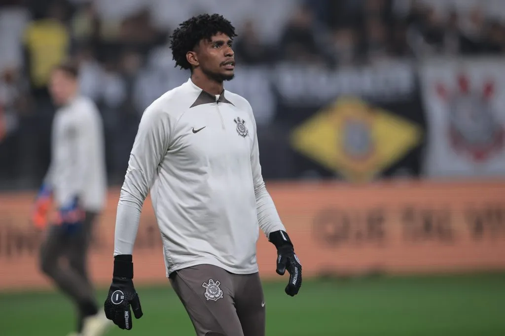 Hugo Souza durante aquecimento antes de partida contra o Criciúma no Campeonato Brasileiro de 2024. Foto: Ettore Chiereguini/AGIF