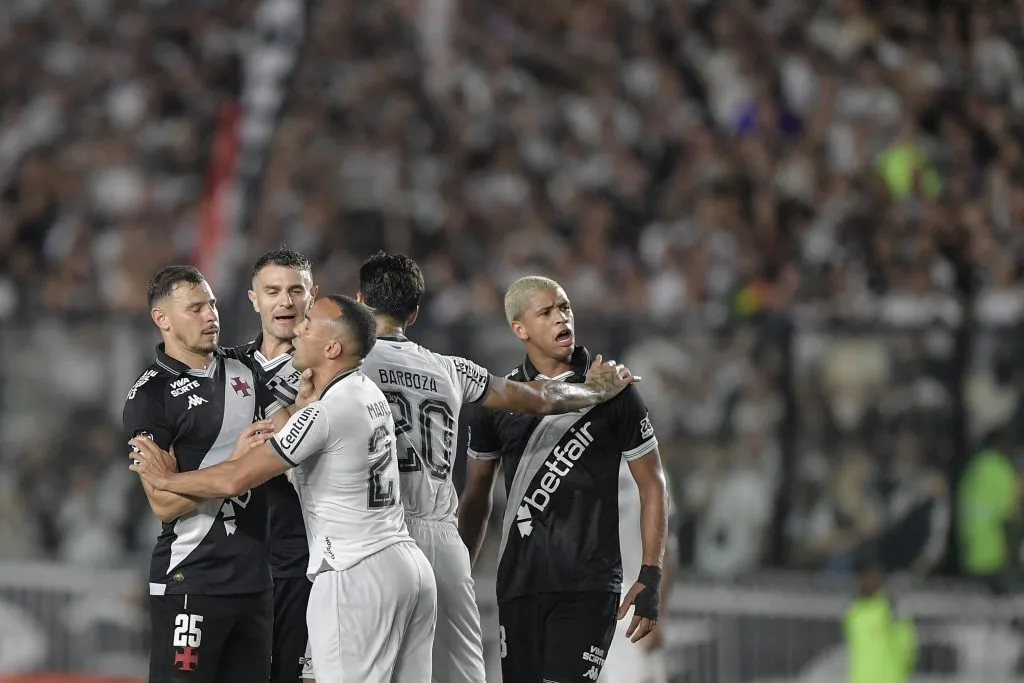 RJ – RIO DE JANEIRO – 27/08/2025 – COPA DO BRASIL 2025, VASCO X BOTAFOGO – Hugo Moura jogador do Vasco disputa lance com Marcal jogador do Botafogo durante partida no estadio Sao Januario pelo campeonato Copa Do Brasil 2025. Foto: Thiago Ribeiro/AGIF