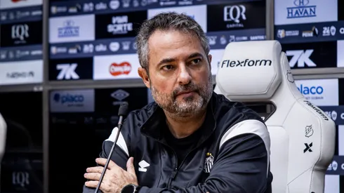 Alexandre Mattos, dirigente do Santos, em apresentação do técnico Juan Pablo Vojvoda (Imagem: Raul Baretta/ Santos FC)