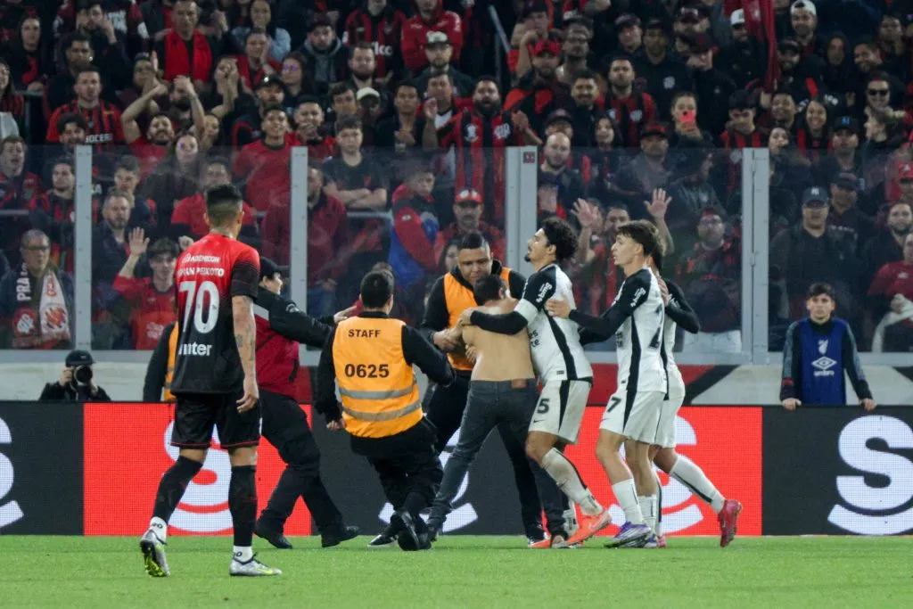 PR – CURITIBA – 27/08/2025 – COPA DO BRASIL 2025, ATHLETICO-PR X CORINTHIANS – Torcedor invade o gramado durante a partida entre Athletico-PR e Corinthians no estadio Arena da Baixada pelo campeonato Copa Do Brasil 2025. Foto: Robson Mafra/AGIF