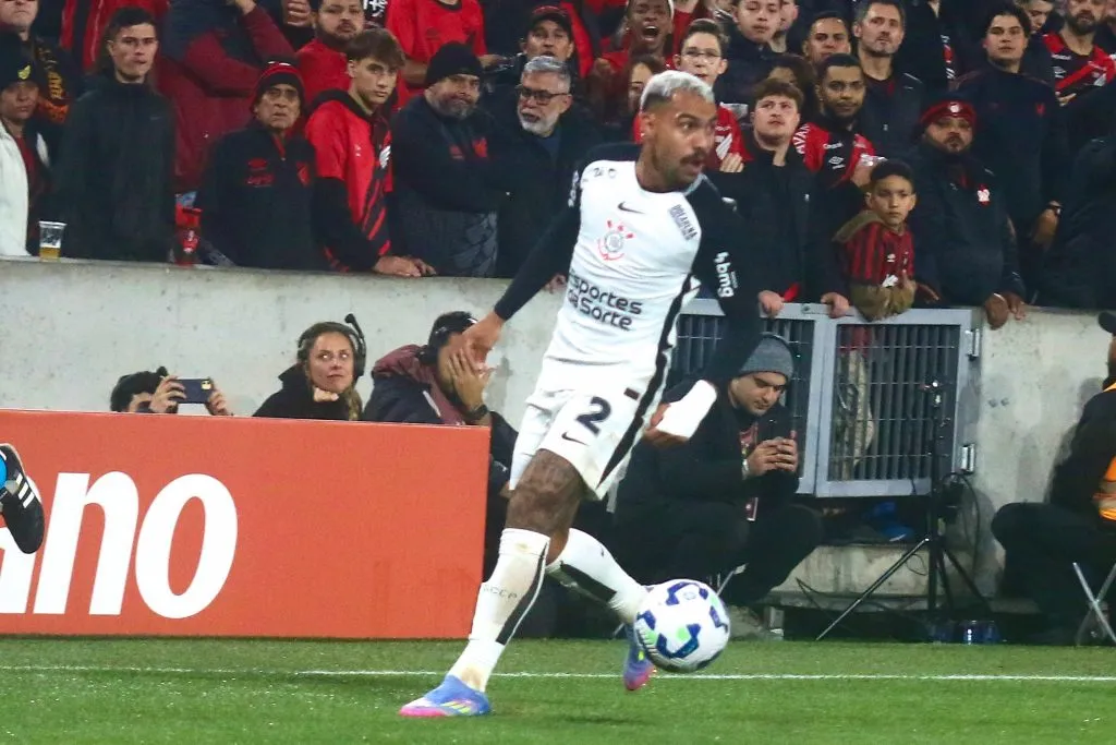 Matheuzinho jogador do Corinthians durante partida contra o Athletico-PR no estadio Arena da Baixada pelo campeonato Copa Do Brasil 2025. Foto: Gabriel Machado/AGIF
