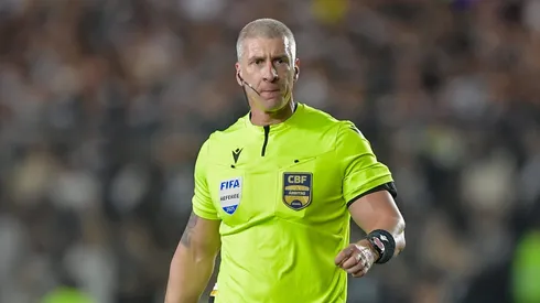 O arbitro Anderson Daronco durante partida entre Vasco e Botafogo no estadio Sao Januario pelo campeonato Copa Do Brasil 2025. Foto: Thiago Ribeiro/AGIF