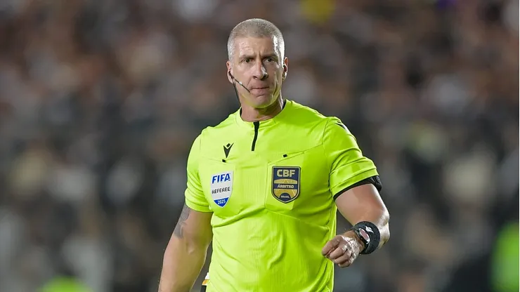O arbitro Anderson Daronco durante partida entre Vasco e Botafogo no estadio Sao Januario pelo campeonato Copa Do Brasil 2025. Foto: Thiago Ribeiro/AGIF