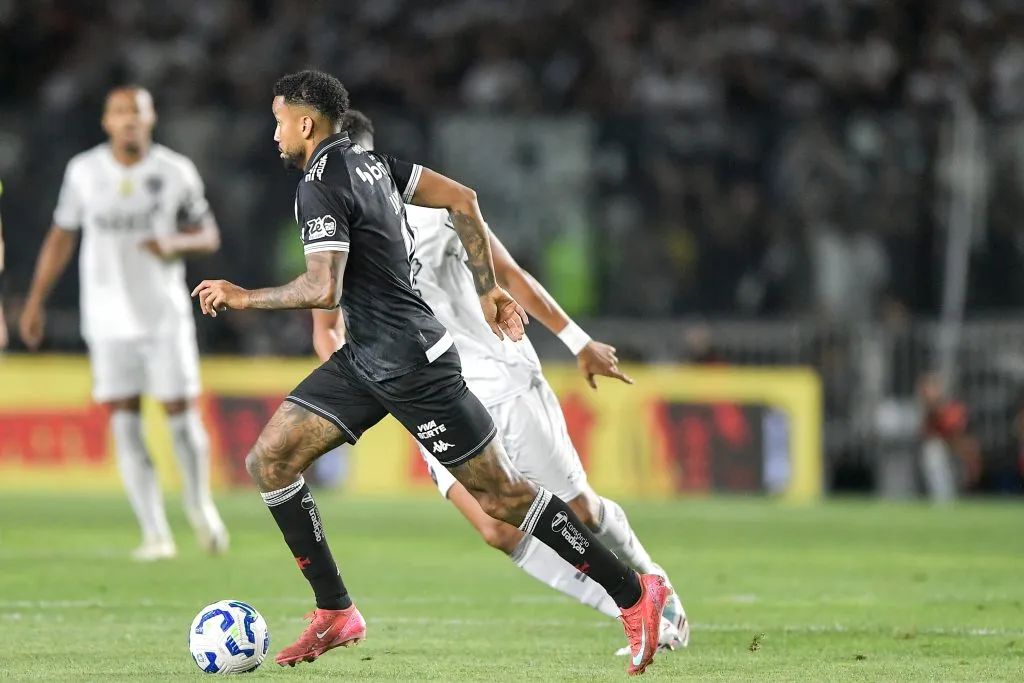 Jair jogador do Vasco durante partida contra o Botafogo no estadio Sao Januario pelo campeonato Copa Do Brasil 2025. Foto: Thiago Ribeiro/AGIF