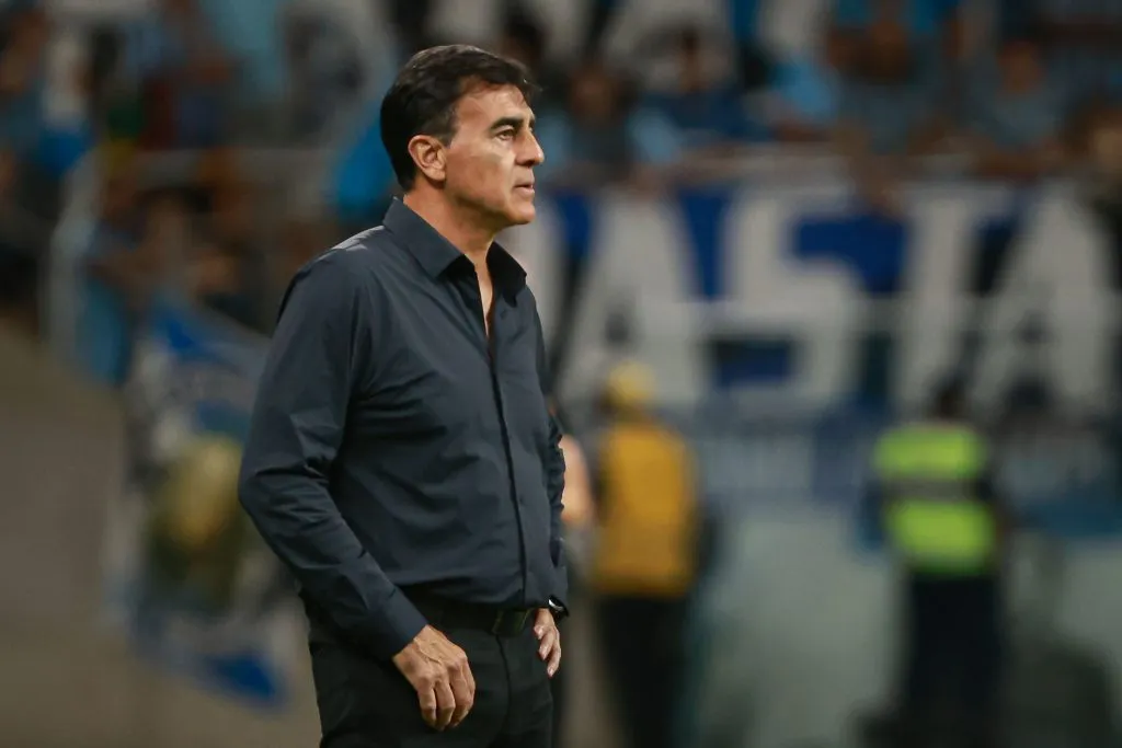 RS – PORTO ALEGRE – 13/04/2025 – BRASILEIRO A 2025, GREMIO X FLAMENGO – Gustavo Quinteros tecnico do Gremio durante partida contra o Flamengo no estadio Arena do Gremio pelo campeonato Brasileiro A 2025. Foto: Maxi Franzoi/AGIF