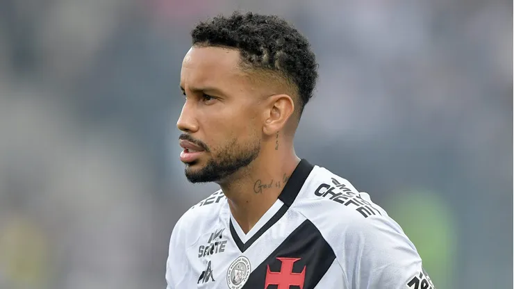 Jair jogador do Vasco durante partida contra o Corinthians no estadio Sao Januario pelo campeonato Brasileiro A 2025. Foto: Thiago Ribeiro/AGIF
