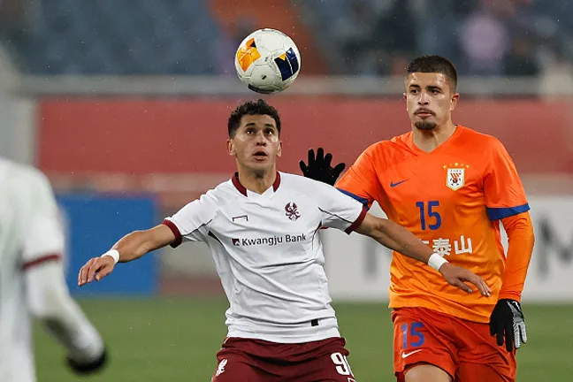 Lucas Gazal (à direita) atuando no  Shandong Taishan-CHI –  Photo by Wang He/Getty Images