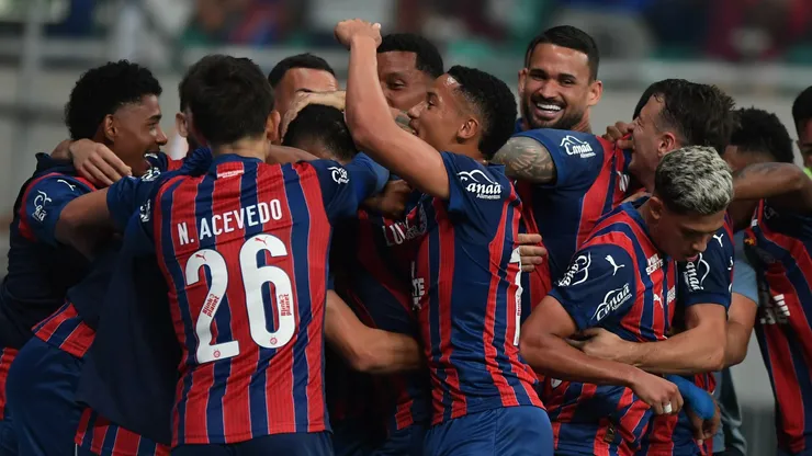 Juba jogador do Bahia comemora seu gol com jogadores do seu time durante partida contra o Fluminense no estadio Fonte Nova pelo campeonato Copa Do Brasil 2025. Foto: Jhony Pinho/AGIF