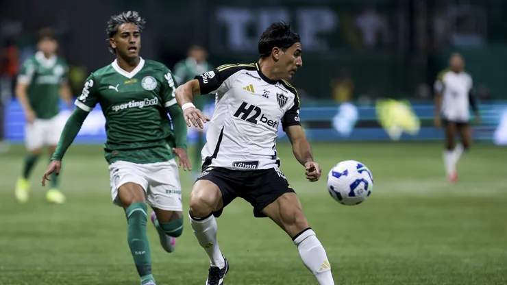 SAO PAULO, BRAZIL - JULY 20: Facundo Torres of Palmeiras competes for the ball with Junior Alonso of Atletico Mineiro during the Brasileirao 2025 match between Palmeiras and Atletico Mineiro at Allianz Parque on July 20, 2025 in Sao Paulo, Brazil. (Photo by Ricardo Moreira/Getty Images)