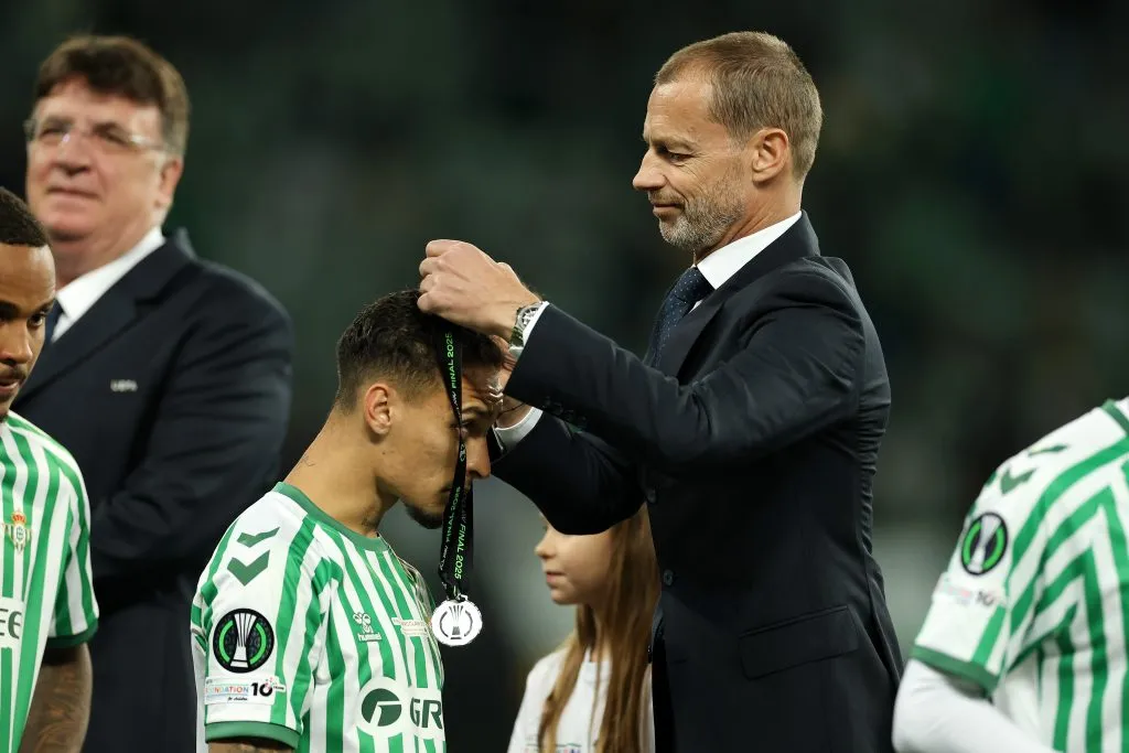 Antony recebe medalha de prata da Conference League. (Photo by Richard Heathcote/Getty Images)