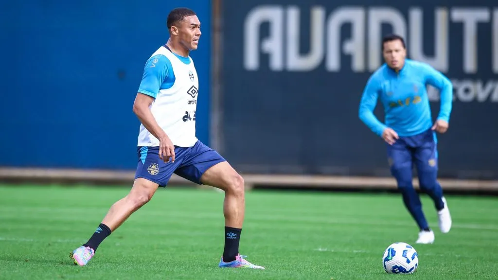 Carlos Vinícius durante jogo do Grêmio. FOTO: LUCAS UEBEL/GREMIO FBPA