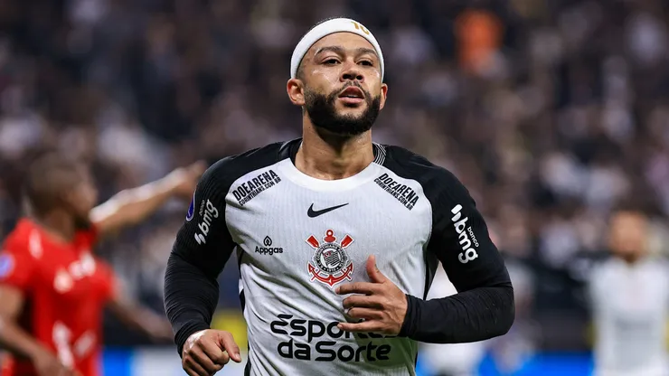 SP - SAO PAULO - 06/05/2025 - COPA SUL-AMERICANA 2025, CORINTHIANS X AMERICA DE CALI - Memphis Depay jogador do Corinthians durante partida contra o America de Cali no estadio Arena Corinthians pelo campeonato Copa Sul-americana 2025. Foto: Fabio Giannelli/AGIF