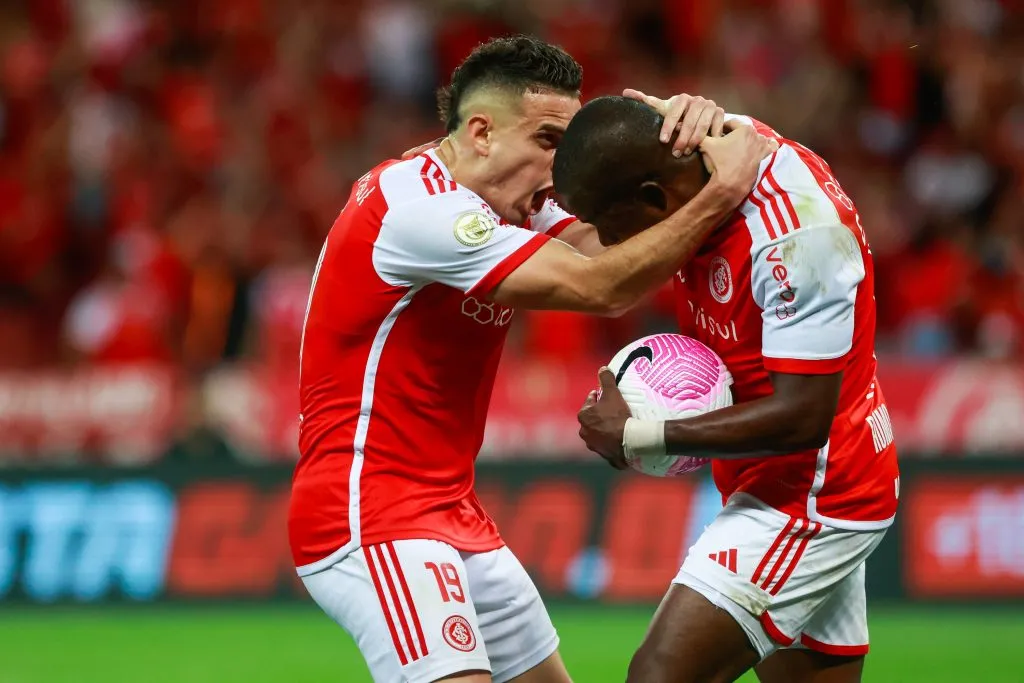 Enner Valencia jogador do Internacional comemora seu gol com Borre jogador da sua equipe durante partida contra o Flamengo no estadio Beira-Rio pelo campeonato Brasileiro A 2024. Foto: Luiz Erbes/AGIF