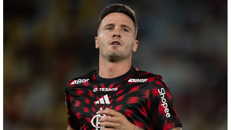 Saul jogador do Flamengo durante aquecimento antes da partida contra o Vitoria no estadio Maracana pelo campeonato Brasileiro A 2025. Foto: Jorge Rodrigues/AGIF