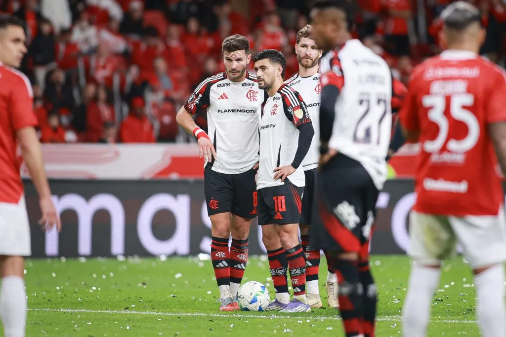 Saul Niguez e Giorgian De Arrascaeta jogadores do Flamengo durante partida contra o Internacional no estadio Beira-Rio pelo campeonato Copa Libertadores 2025. Foto: Maxi Franzoi/AGIF