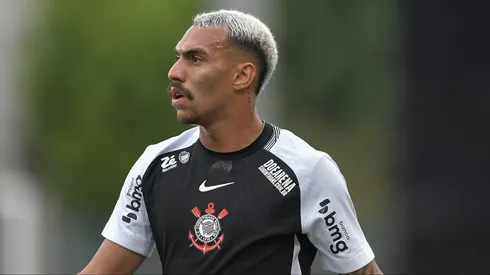 Matheuzinho durante confronto contra o Vasco no Campeonato Brasileiro de 2025.