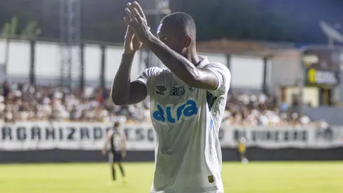 MG – SAO JOAO DEL REI – 12/03/2025 – COPA DO BRASIL 2025, ATHLETIC CLUB X GREMIO – Luan Candido jogador do Gremio recebe cartao vermelho do arbitro durante partida contra o Athletic Club no estadio Joaquim Portugal pela Copa Do Brasil 2025. Foto: Lucas Gabriel Cardoso/AGIF
