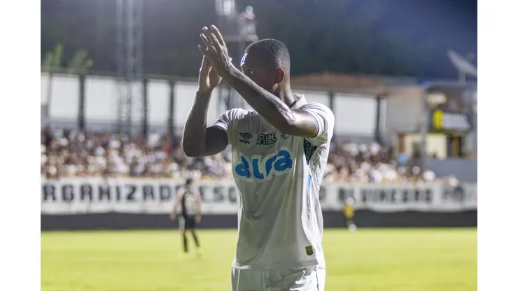 MG - SAO JOAO DEL REI - 12/03/2025 - COPA DO BRASIL 2025, ATHLETIC CLUB X GREMIO - Luan Candido jogador do Gremio recebe cartao vermelho do arbitro durante partida contra o Athletic Club no estadio Joaquim Portugal pela Copa Do Brasil 2025. Foto: Lucas Gabriel Cardoso/AGIF