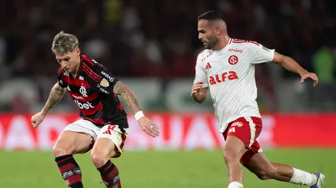 RJ - RIO DE JANEIRO - 13/08/2025 - COPA LIBERTADORES 2025, FLAMENGO X INTERNACIONAL - Varela jogador do Flamengo disputa lance com Thiago Maia jogador do Internacional durante partida no estadio Maracana pelo campeonato Copa Libertadores 2025. Foto: Jorge Rodrigues/AGIF